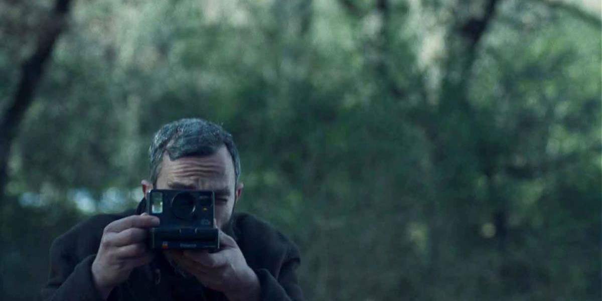 長年連れ添ってきた相手の男性との愛の関係は実は嘘のかたまりだったのでは？と疑念を抱き始める女性をキャリー・マリガンが演じるミステリー『フィンガーネイルズ/Fingernails（原題）』の製作が進行している、クリストス・ニクは監督2作目にしてケイト・ブランシェットによるプロデュースでハリウッド・デビューを果たすこととなる、ケイト・ブランシェットも認めた稀代の才能クリストス・ニク、記憶喪失になる奇病が蔓延する世界。男は病を治療するため、様々ななミッションをこなしながら、新しい人生を作り上げてゆくのだが・・・。哀愁とユーモアがない交ぜとなった新感覚近未来シネマ。、記憶を写真にして自分を取り戻す孤独な男の顛末、アリス・セルベタリス、ソフィア・ジョルゴヴァシリ、アナ・カレジドゥ、クリストス・ニク、林檎とポラロイド、Mila