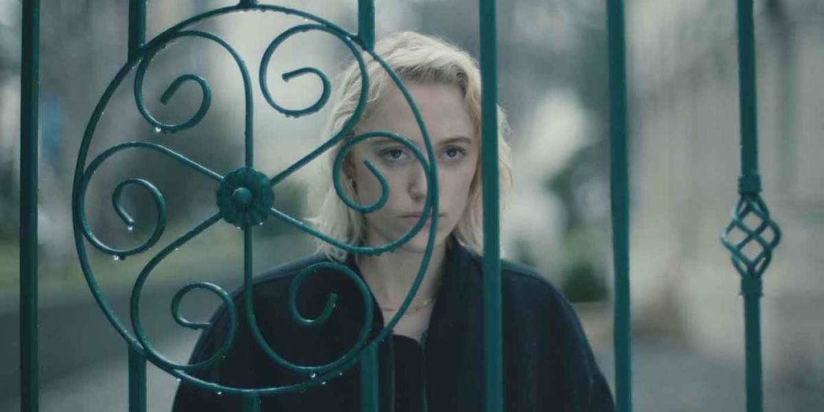 カイト・サーフィン、ウォータースポーツのプロ選手、ブダペスト、見知らぬ土地に引っ越してきた女性の身に降りかかる謎の隣人による覗きとストーキングから始まる恐怖をホラータッチで描いてゆくスリラー。、姿なきストーカーの恐怖‼︎、マイカ・モンロー、カール・グルスマン、バーン・ゴーマン、クロエ・オクノ、ウォッチャー、Watcher、