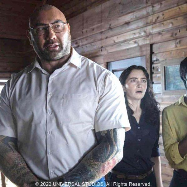 家族一人の死か、世界の終わりか？ 不条理ホラー『ノック　終末の訪問者』、前作『オールド』（2021年）に続く大ドンデン返しの帝王M・ナイト・シャマラン監督最新作！ 突如、謎の訪問者たちに家に押し入られ、愛する家族1人の犠牲か、世界の終焉か？とあまりにも荒唐無稽な非情の選択を迫られる家族の不可解で不条理な運命。、スティーブン・キングも絶賛する小説「終末の訪問者」の映画化、幻想的なホラー、ダーク・ファンタジー・ジャンルの第一人者であるイギリス人小説家ポール・トレンブレイによるベストセラー小説。 トレンブレイの才能を認めるスティーブン・キングもその作品世界を"戦慄すべき挑発である"と絶賛している。、レオナード役を怪演したデイヴ・バウティスタの演技は非常に評価が高い、未来の苦難の予言をもたらすヨハネの黙示録の四騎士、Knock at the Cabin、M・ナイト・シャマラン、デイヴ・バウティスタ、ジョナサン・グロフ、ベン・オルドリッジ、ニキ・アムカ＝バード、ルパート・グリント、アビー・クイン、クリステン・キュイ、