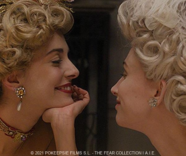 水の都で起きる狂気の殺人テラー『ベネシアフレニア』、カルトな作風で知られるスペインが生んだ奇才アレックス・デ・ラ・イグレシア最新作。 深刻化する水の都ベネチアの環境汚染問題に端を発し、観光客ばかりを狙う道化の格好をした殺人鬼による連続殺人事件が頻発する。 標的にされるスペイン人観光客の殺人鬼との死闘を描いた異色のサスペンス・ホラー。、ジャッロ映画へのオマージュ、ジャーロ、赤い影、水の都ベネチア、1929年のミステリー小説に記述された言葉、ジャッロを起源とするイタリアで定着した幻想的でエロティックな犯罪スリラーの内容を含むジャンル映画、イタリアのダリオ・アルジェントやマリオ・バーヴァといった名匠が作り上げたジャッロ映画へのオマージュともとれる異様な殺戮の世界、