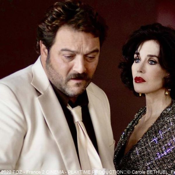 苦い涙、Peter von Kant、フランソワ・オゾン、ドゥニ・メノーシェ、イザベル・アジャーニ、ハリル・ベン・ガルビア、ハンナ・シグラ、ステファン・クレポン、アマント・オーディアール、オゾンによるファスビンダー映画の再創造『苦い涙』、ドイツのライナー・ベルナー・ファスビンダー監督の『ペトラ・フォン・カントの苦い涙』（1972年）をフランソワ・オゾン監督が主役を男性二人に置き換え再映画化。 今、まさに旬の俳優ドゥニ・メノーシェが孤独な映画監督役で好演し、イザベル・アジャーニが大物女優役で登場するのも見もの。 またファスビンダーのオリジナル版にも出演し、最も有名なファスビンダー映画である『マリア・ブラウンの結婚』（1979年）の主演女優でもあったハンナ・シグラがオゾン監督の前作『すべてうまくいきますように』（2021年）に引き続き、出演している。 こうしたオゾン監督のファスビンダー作品とのご縁は、まさに”ファスビンダー・チルドレン”と呼ぶに相応しい。、ファスビンダー作品をもじったフランス版オリジナル・ポスター、フランソワ・オゾン監督は、ライナー・ベルナー・ファスビンダーが書いた未発表の戯曲『焼け石に水』（2000年）を映画化しており、本作は、2度目のファスビンダーへ捧げた作品と言える。 そして本作のオリジナル・ポスターは、ファスビンダーの遺作となった同性愛者を描いた映画『ケレル』（1982年）のオリジナル・ポスター・デザインをもじったもの。、ちなみにこの『ケレル』のポスター・デザインは、アメリカのポップ・アーティストである画家アンディ・ウォーホルによるもの。、ドリアン賞：知る人ぞ知るLGBTQ映画賞（2023年）