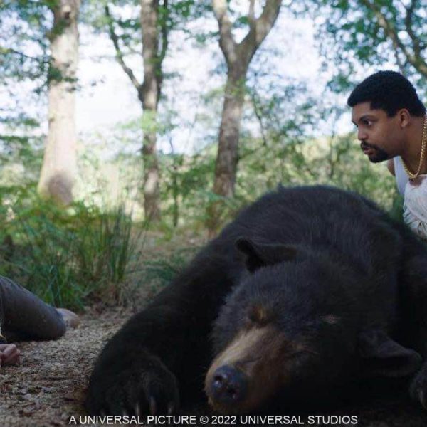 コカイン・ベア、Cocaine Bear、エリザベス・バンクス、ケリー・ラッセル、オールデン・エアエンライク、オシェア・ジャクソン・Jr、レイ・リオッタ、イザイア・ウィットロック・Jr、ブルックリン・プライス、クリスチャン・コンバリー、マーゴ・マーティンデイル、ジェシー・タイラー・ファーガソン、クリストファー・ヒヴュ、ハンナ・フックストラ、アヨーラ・スマート、アーロン・ホリデー、J・B・ムーア、レオ・ハンナ、カヒョン・キム、麻薬を食べ暴走するクマが巻き起こすダーク・スプラッター、実際に起きた出来事を脚色して映画化！ ジョージア州にある奥深い森。 麻薬密売人が飛行機から投棄したコカインをよりによって摂取してしまう体重200キロを超える巨大クマ。 そうとは知らずに麻薬を回収するために森に入る犯罪者、警察官、森林警備隊、観光客、子供たち。 麻薬で凶暴になったクマは、執拗に人間を追跡し、牙をむき襲いかかる。、実際にあったコカインを食べたクマの事件、そのクマは剥製にされ、ケンタッキー州レキシントンにあるケンタッキー・ファン・モールに"コカイン・ベア"として展示され、人気の観光名物となっている。、実際に起きた事件を脚色して映画化！ ジョージア州にある奥深い森。 麻薬密売人が飛行機から投棄したコカインをよりによって摂取してしまう体重200キロを超える巨大クマ。 そうとは知らずに麻薬を回収するために森に入る犯罪者、警察官、森林警備隊、観光客、子供たち。 麻薬で凶暴になったクマは、執拗に人間を追跡し、牙をむき襲いかかる。