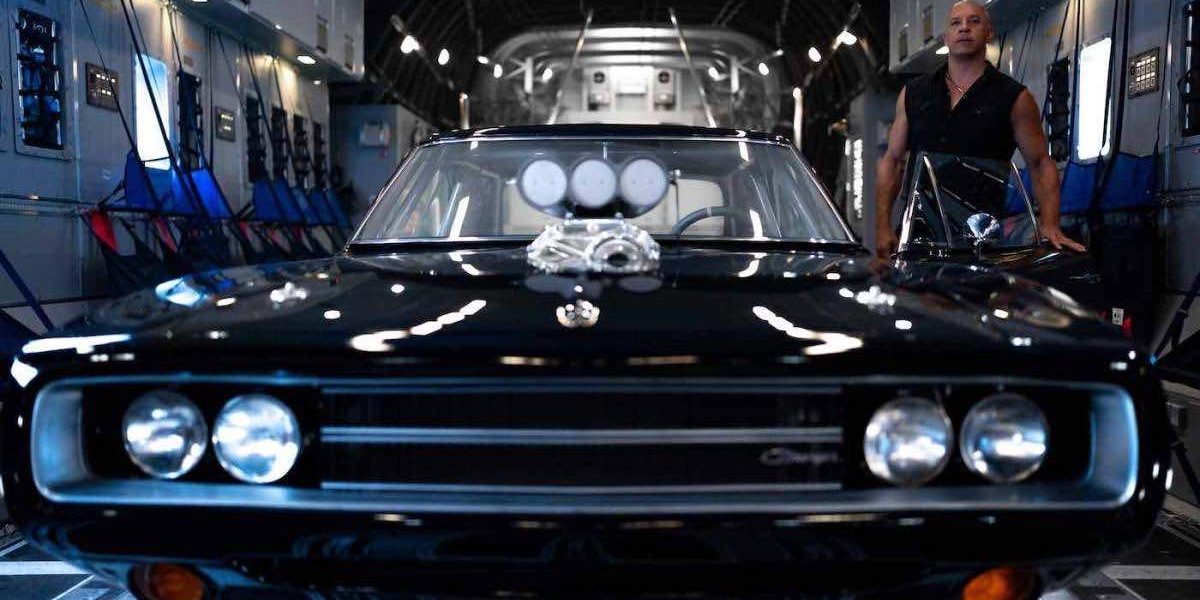 フル・スロットルで見逃すな！『ワイルド・スピード　ファイヤーブースト』、カーアクション映画の限界突破を更新し続けてきた『ワイルド・スピード』サーガ 22年もの歳月をかけ、実に10作目となったメガヒット・シリーズも次回11作目で現在のメンバーでの最終章となる。 アクション映画を撮らせたら、目を見張るほどのキレのいい演出力を誇るフランス人監督ルイ・ルテリエを迎えた本作は、再びドミニク・トレット（ヴィン・ディーゼル）のファミリーに一大危機が訪れる。 新たなメンバーも参加し、仲間たちはバラバラになりながらも一致団結して、復讐の鬼と化した強敵ダンテ（ジェイソン・モモア）に挑んでゆく。、シリーズ終焉に向かって強化される全部乗せ的集大成と深化する謎、製作費もシリーズ最高額の約3.4億ドル、Fast X、ルイ・レテリエ、ヴィン・ディーゼル、ミシェル・ロドリゲス、ジェイソン・モモア、タイリース・ギブソン、リュダクリス、ジョン・シナ、ジェイソン・ステイサム、ジョーダナ・ブリュースター、ナタリー・エマニュエル、サン・カン、レオ・アベロ・ペリー、シャーリーズ・セロン、ブリー・ラーソン、ヘレン・ミレン、リタ・モレノ、スコット・イーストウッド、マイケル・ルーカー、アラン・リッチソン、オスカー女優が４人も出ている、予告編冒頭シーン、ドムの家の庭でのガーデン・パーティの最中、ドムとミア（ジョーダナ・ブリュースター）の母、アブエリタ・トレット（リタ・モレノ）が皆に語りかけるシーンを観るとミアに向かって右隣の席が空席となっている