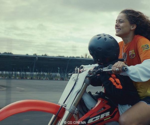 バイクに跨った狂気のアーバン・ロデオ『Rodeo ロデオ』、バイクを偏愛するアウトロー、ジュリアが男ばかりの反社会的なバイカーの組織「クロスビトゥーム」に仲間入りしたことから巻き起こる波乱。 監督はジェンダー・ニュートラルの時代に現れた既存のフランス映画界の常識を一掃した感のある新時代を代表するローラ・キヴォロン。 インスタグラムから見出されたインフルエンシャルなアウトロー・ライダーだが、演技未経験のジェリー・ルドリューの何をやらかすか分からない暴発性の疾走感ある破壊の天使っぷりに圧倒される。、ほぼ素人だけで構成された役者陣によるドキュメンタリー・チックな作風、、第75回カンヌ国際映画祭：ある視点部門・Jury Coup de Coeur（一目ぼれ賞）受賞・ローラ・キヴォロン、Rodeo ロデオ、ローラ・キヴォロン、ジェリー・ルドリュー、ヤニス・ラフキ、アントニア・ブレジ、コーディ・シュローダー、ルイ・ソットン、ジュニア・コレイア、アハメッド・ハムディ、ダブ・ンサマン、ムスタフ・ディアンカ、モハメド・ベッタアール、クリス・マコディ、ジャンニ・カイラ、クエンティン・アリジ、ブリジ・ストラエイリ、セバスティアン・シュローダー 、