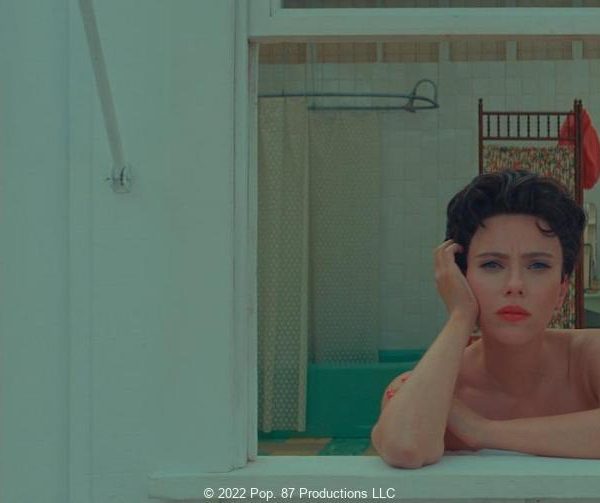 SFロマンティック・コメディ『アステロイド・シティ』、ウェス・アンダーソン監督最新作は、いつものアンダーソン組のメンツに加えて、オスカー常連組の豪華なキャストがこれでもかと登場するまさにスターだらけの町を砂漠に作り上げた。 架空のデザート、アステロイド・シティに全国から集まってきた様々な人々によるシュールな人間模様と次第に明かになってくる世界を揺るがす一大事とは・・・？ 珠玉のアンダーソン・ワールド全開で贈るSFロマンティック・コメディ！、オスカー受賞者4名とノミネート経験者が10名もいる豪華出演陣！、第76回カンヌ国際映画祭：コンペティション部門出品作、ウェス・アンダーソン、ジェイソン・シュワルツマン、スカーレット・ヨハンソン、トム・ハンクス、ジェフリー・ライト、ティルダ・スウィントン、ブライアン・クランストン、エドワード・ノートン、エイドリアン・ブロディ、リーヴ・シュレイバー、ホープ・デイヴィス、スティーヴ・パーク、ルパート・フレンド、マヤ・ホーク、スティーヴ・カレル、マット・ディロン、ホン・チャウ、ウィレム・デフォー、マーゴット・ロビー、トニー・レヴォロリ、ジェイク・ライアン、ジェフ・ゴールドブラム、ソフィア・リリス、リタ・ウィルソン、ジャーヴィス・コッカー、フィッシャー・スティーヴンス、ボブ・バラバン、