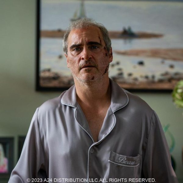 ボーはおそれている、シュールなパラノイア・コメディ『ボー・イズ・アフレイド/Beau Is Afraid（原題）』、演技派俳優の極みを疾走するホアキン・フェニックス主演！ 現代が生んだ"マスター・オブ・ホラー" アリ・アスター監督最新作は、まるでカフカの世界を時で行くかのような不可解極まりない奇怪な不条理劇。 妄想癖のある男ボー、悪夢のような奇妙な旅路の果てで彼が目にしたものとは・・・。、悪夢のような不条理劇の元ネタはアリ・アスターの過去の短編映画、エイプリル・フールに黙って作品を差し替えて映画館で公開1ヶ月前にフライング上映、