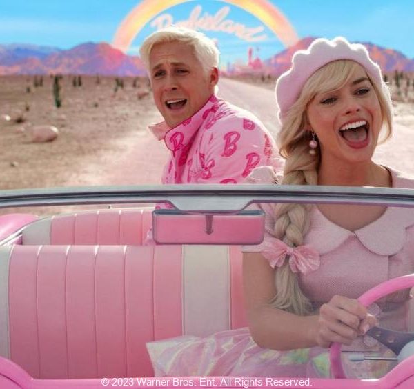 64年間作られている着せ替え人形の元祖『バービー』の大冒険！、アメリカ製の着せ替え人形の元祖、バービー・ドール。 その歴史は64年前に始まった。 本作は『レディ・バード』、『ストーリー・オブ・マイライフ/わたしの若草物語』のグレタ・ガーウィグ監督による大胆な実写映像化。 完璧だったはずのバービーたちが暮らすバービーランドでの異変をきっかけに人間の世界へと旅立つことになるバービー（マーゴット・ロビー）とケン（ライアン・ゴズリング）のファンタスティックな大冒険を描く。、マーゴット・ロビーにとって、ドリーム・カムズ・トゥルーとなった実写映画化、バービー、Barbie、グレタ・ガーウィグ、マーゴット・ロビー、ライアン・ゴズリング、ハリ・ネフ、アリアナ・グリーンブラット、キャロライン・ワイルド、ジョン・シナ、デュア・リパ、エマ・マッキー、ウィル・フェレル、マイケル・セラ、ニコラ・コクラン、シム・リウ、ケイト・マッキノン、イッサ・レイ、エメラルド・フェネル、ヘレン・ミレン（ナレーション）、