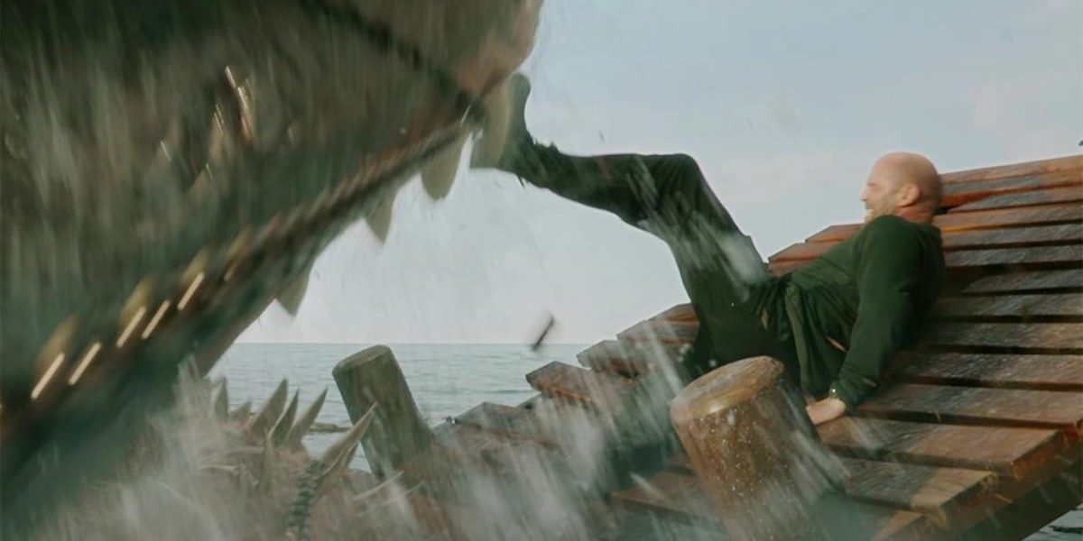 ステイサムが超弩級サイズの古代サメと戦うパニック・アクションの続編『MEG ザ・モンスターズ2』、古代の時代に地球上に存在した巨大なサメ、メガロドンが人間に襲いかかるパニック・アクション映画『MEG ザ・モンスター』の続編。 実際にイギリスの代表チームに所属する水泳の高飛び込み選手だったジェイソン・ステイサムが決死の覚悟でサメと闘う潜水レスキューのプロダイバー役を演じ、映画は大ヒット！第一級の海洋パニック映画に育て上げた。 続編では、深海から出現するMEGの群れや巨大生物とのスケールアップした激闘が繰り広げられる。、前作『MEG ザ・モンスター』（2018年）の4年後という時代設定、スティーブ・オルテン、開発地獄、Meg 2: The Trench、ベン・ウィートリー、ジェイソン・ステイサム、シエンナ・ギロリー、クリフ・カーティス、スカイラー・サミュエルズ、ソフィア・ツァイ、ウー・ジン、セルヒオ・ペリス＝メンチェータ、メリッサンティ・マハウト、ペイジ・ケネディ、ロン・スムーレンバーグ、