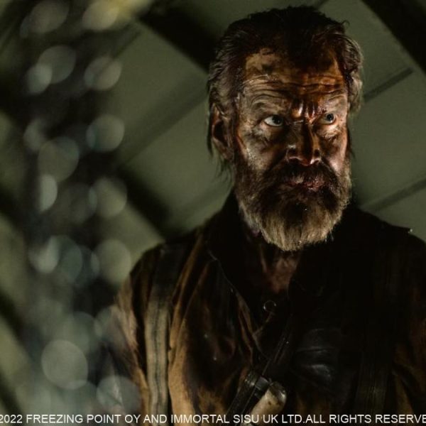 こんなに強い老兵、見たことない！『SISU シス　不死身の男』、旧ソ連に侵攻され、ナチス・ドイツに祖国を焼かれたフィンランド。 愛犬と旅する謎の老兵コルピがたまたま掘り当てた金塊。 だが、お宝の臭いを嗅ぎつけたナチスの戦車兵団に老兵はつけ狙われることに・・・。 ナチスに対抗する武器はツルハシ一本のみ、地雷原での勝ち目のない銃撃戦で撃たれようとも縛首になろうとも強靭な体力と知力でピンチを切り抜け死ぬことを拒否した謎の老兵の正体とは？ CG少なめ、まるで往年のオールド・スクールの典型的なアクション映画を思い出させてくれる胸のすく傑作が世界一幸せな国と言われるフィンランドから生まれた。 老兵は、本当にツルハシ一本でナチス兵団を討てるのか？、コロナ禍が生んだアクション映画の傑作にはモデルとなったフィンランド兵士がいた！、シモ・ヘイ、シッチェス・カタロニア国際映画祭：主演男優賞・ヨルマ・トンミラ、撮影賞・クジェル・ラーゲルース、作品賞（オフィシャル・ファンタスティック・コンペティション）、オリジナル楽曲賞・ジュリー・セップ、トゥオーマス・ワイノーラ、SISU シス　不死身の男、ヤルマリ・ヘランダー、ヨルマ・トンミラ、アクセル・ヘニー、ジャック・ドゥーラン、ミモザ・ウィラモ、オンニ・トンミラ、アルトゥ・カプライネン、セヴィリ・サーリネン