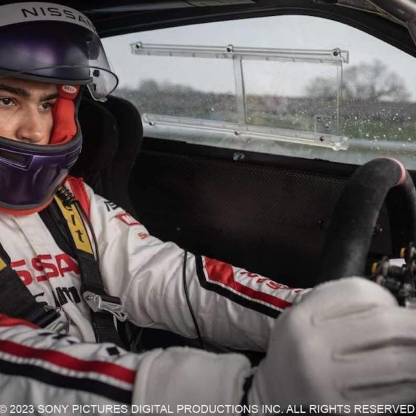 ヴァーチャルを飛び出しリアルなサーキットを駆け抜ける！スリリングな次世代スポ根ストーリー『グランツーリスモ』、シリーズ累計9,000万本以上を売り上げたソニーが生んだドライビング・シミュレーター・ゲームの頂点であり、「オリンピック ｅスポーツシリーズ」や「国民体育大会・文化プログラム」eスポーツ大会の競技種目にも選ばれている「グランツーリスモ」 本作はティーンの頃からこのレーシング・シミュレーション・ゲーム・シリーズのトップ・プレイヤーであり、後にプロのレーシング・ドライバーに転身したヤン・マーデンボローの実体験を元にしている。、本作ではヤン・マーデンボロー自らハンドルを握って、スタント・ダブル・ドライバーとなった！、ドライバー発掘・育成プログラム「GTアカデミー」とは？、Gran Turismo、ニール・ブロムカンプ、アーチー・マデクウィ、デヴィッド・ハーバー、オーランド・ブルーム、トーマス・クレッチマン、ジャイモン・フンスー、平 岳大、ダレン・バーネット、ジェリ・ハリウェル、ジョシャ・ストラドフスキー、ダニエル・プイグ、メイヴ・クルティエ・リリー、ペペ・バロッソ、ニール・マクシャ、ニクヒル・パーマー、アキー・コタベ、上田貞夫、ワイ・ウォン、ジェイミー・ケナ