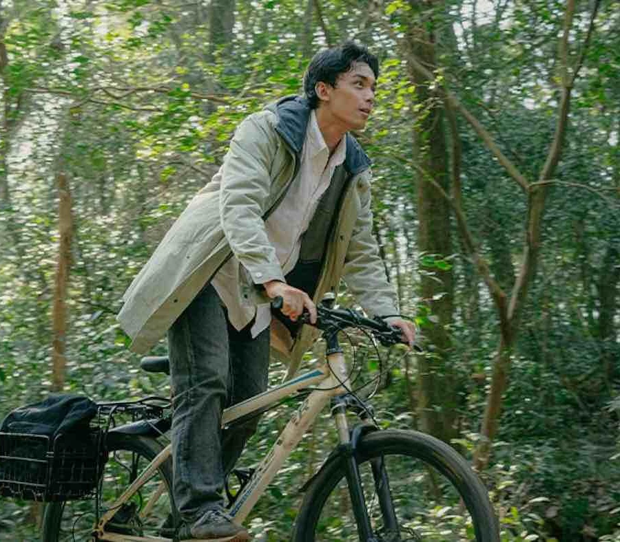 次世代トップ・スター、ウー・レイ主演！風光明媚な西湖を舞台に翻弄される家族の姿を描く『西湖畔に生きる』、現代の山水絵巻と称されたデビュー作『春江水暖〜しゅんこうすいだん』（2019年）で世界を感動させた中国新世代の映像作家グー・シャオガンの監督第2作目。 あのデビュー作の終わりで"End of Volume One"とクレジットが現れ、この現代の絵巻物はここで終わりではないのだと大いに驚かせてくれたあの映画の続きは作られていた・・・。 本作は、監督の故郷で撮影した1作目に続く作品として、ワーキング・タイトルが英題の『Dwelling in the Fuchun Mountains 』に数字の2が足された続編的位置付け作品として撮影が進んでいた。 「1作目の続きはあるのか？」と、ことあるごとに訊かれ続けてきたというグー・シャオガン監督の2作目となる本作は、前作のロケ地、富春江の近くにある杭州市の中心部にある美しい景観で形成される西湖という湖沿岸が舞台となり、前回とは全く違う家族が登場し、現代的なトピックを織り交ぜた物語となった。、大学では希望したアニメと漫画のコースには入れず、服飾を学んだ監督グー・シャオガン、2023年度の黒澤明賞をグー・シャオガン監督が受賞！、第36回東京国際映画祭：コンぺティション部門正式出品作、西湖畔に生きる、グー・シャオガン、ウー・レイ、ジャン・チンチン、チェン・ジェンビン、