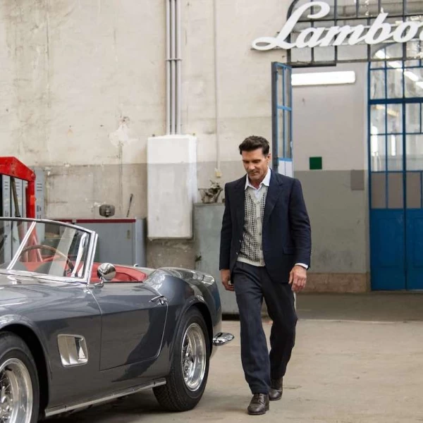 フェラーリを公道でカモれる車を作った男『ランボルギーニ、伝説を継ぐ男』、戦後、高性能なトラクターの製造販売で巨万の富を得た機械いじりの好きな情熱の塊のような男フェルッチオ・ランボルギーニ。 フェルッチオは車収集趣味が高じて、購入した車の不満を感じたメカのチューンアップを自ら始める。 次第に自らの手による唯一無二の高級エキゾチック・カーの製造販売という大きな夢を実現してゆくことになる。 周囲からは驚きの目で見られ、農機具でも作ってろ！とすでに世界的な名車となっていたフェラーリにバカにされながらもその負けず嫌いな性格から世界の車の歴史に残るアヴァンギャルドな名スーパーカー・ブランド、ランボルギーニが誕生してゆく。、イタリア。、フェルッチオ・ランボルギーニ、アウトモービリ・ランボルギーニ、打倒フェラーリを掲げ、ミウラ、イスレロ、エスパーダやハラマといった数々のアバンギャルドなスーパーカーの製造販売に本格的に乗り出してゆく、未来に続く名車ランボルギーニの歴史、フェルッチオ自身のその後は、ルーツである農業への回帰を決め、旅の途中で気に入ったウンブリア州の土地を手にいれ、そこでワイナリー、テヌータ・ランボルギーニの経営と薔薇の栽培を始める、カプリ・ハリウッド国際映画祭：カプリ・イタリア系アメリカ人俳優賞・フランク・グリロ、ランボルギーニ、伝説を継ぐ男、Lamborghini: The Man Behind the Legend、ボビー・モレスコ、フランク・グリロ、ミラ・ソルヴィノ、ガブリエル・バーン、エリアナ・ジョーンズ、パトリック・ブレナン、トンマーゾ・バシリ、ジョルジョ・カンタリニ、フランチェスカ・ティザノ、フランチェスカ・デ・マルティーニ 、ロマーノ・レジアニ、