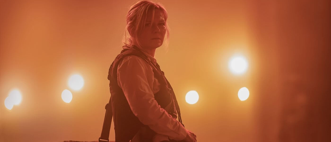 シビル・ウォー アメリカ最後の日、決死のジャーナリズムが世界情勢に疑問を投げかける『シヴィル・ウォー/Civil War』、SFジャンルで活躍してきた脚本家であり、映画監督のアレックス・ガーランドの最新作は、近未来のアメリカをバラバラに分断する内戦をジャーナリストの一行が決死の覚悟で捉えてゆくディストピア近未来SF。 現実にアメリカ国内で起こりうるストーリーだけに虚実ないまぜの設定とストーリー展開に単なるリアリティ溢れるエンタメという範疇を遥かに超えた社会的なアラートを発している、"西連合"（West Alliance=WA（略称））、大統領への単独インタビュー取材、"フロリダ連合"、"ニューピープルズ・アーミー"、"ロイアリスト・ステーツ"、禁断のアメリカ内戦の凄惨な姿をロード・ムーヴィーで描くエピック、アレックス・ガーランド、シビル・ウォー、Civil War、キルスティン・ダンスト、ヴァグネル・モウラ、ケイリー・スピーニー、スティーヴン・ヘンダーソン、ジェシー・プレモンス、ソノヤ・ミズノ、ニック・オファーマン、ジェファーソン・ホワイト、フアニ・フェリス、ネルソン・リー、エドモンド・ドナヴァン、カール・グルスマン、ジン・ハ、ジョニカ・T・ギブス、ジェス・マトニー、A24