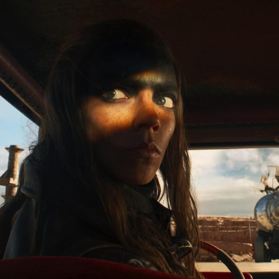 大胆不敵！強靭なフュリオサの秘密が紐解かれる『マッドマックス　フュリオサ』、」『マッドマックス』シリーズ創始者ジョージ・ミラー監督によるり、マッドマックス史上最長の2時間28分の大作となった最新作『マッドマックス　フュリオサ』。 『マッドマックス 怒りのデス・ロード』（2015年）に繋がる前日譚となる本作は、前作でシャーリーズ・セロンが演じたフュリオサ大隊長の怒りの根源となった過去を辿ってゆく。 本作では口数少ない若きフュリオサを現代のファッション・アイコン的演技派スター、アニャ・テイラー＝ジョイがインパクトのある目力と危険を顧みず積極的に自らスタント・シーンもこなし、後に大隊長となる人物を形成した過去を大胆に演じきっている。、アニャ・テイラー＝ジョイにとってフュリオサの全てが刺激的なエクスペリエンス、マッドマックス　フュリオサ 、Furiosa: A Mad Max Saga、ジョージ・ミラー、アニャ・テイラー＝ジョイ、クリス・ヘムズワース、トム・バーク、アリーラ・ブラウン、ラッキー・ヒューム、チャーリー・フレイザー、ジョン・ハワード、ネイサン・ジョーンズ、ジョシュ・ヘルマン、アンガス・サンプソン、エルサ・パタキー