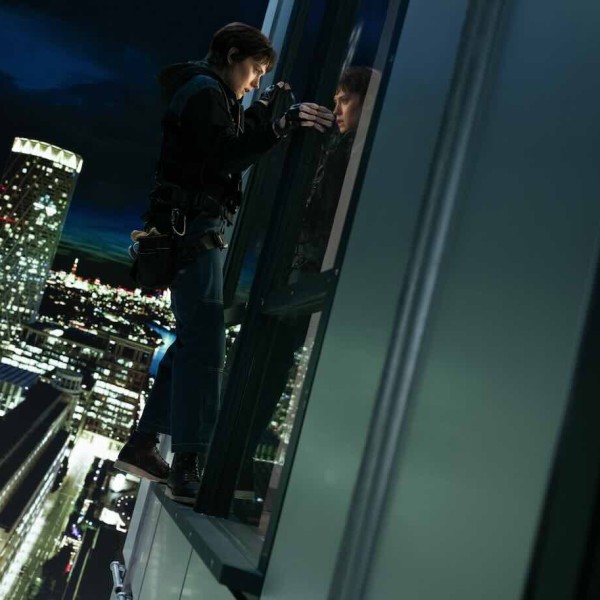 ダイ・ハードを彷彿とさせる超高層アクロフォビア・ハード・アクション『Cleaner/クリーナー』、窓拭き清掃員、ワケあって窓拭きの掃除をしている元兵士の主人公ジョーイ・ロックをハードに演じるのは、人気女優デイジー・リドリー。 超高層ビルでのアクションと聞いて思い出されるのはナカトミ・プラザにたまたま居合わせた一人の警察官が否応なしにテロリストと死闘を繰り広げ、後にアクション映画の金字塔に輝いた不朽の名作『ダイ・ハード』（1988年） 本作はアクション巨編の名手マーティン・キャンベル監督による『ダイ・ハード』を超える意気込みを感じさせる超高層からのハイ・フォールありの手に汗握るハードなサスペンス・アクションである。、高層ビルでの窓拭き清掃員が主人公のアクション映画の元ネタ、この『ダイ・ハード』ばりの超高層ビルでのアクション作品は、2001年にジャッキー・チェン演じる世界貿易センターの窓拭き清掃員がテロ計画を防ぐべく大活躍するという映画『Nosebleed』という作品で実際にニューヨークの世界貿易センターも撮影ロケーションの一つとして映画化が進められようとしていた。、